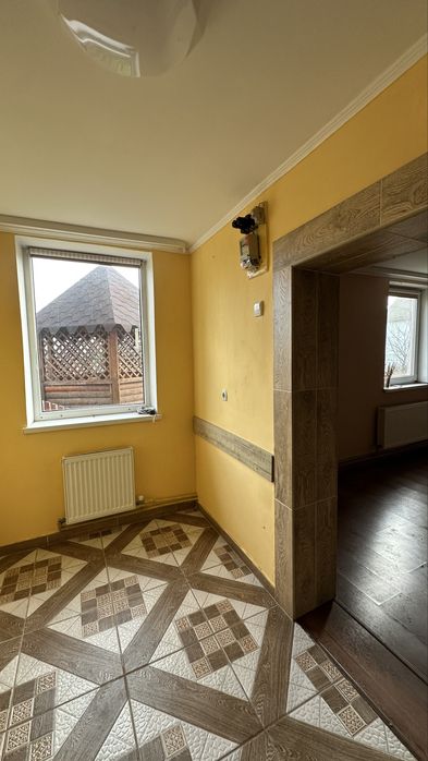 Продаж будинку, поруч з містом