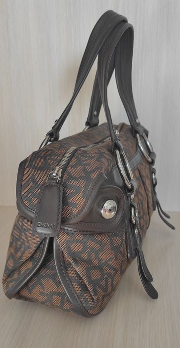 Стильная классическая сумочка с монограммой DKNY. Monogram