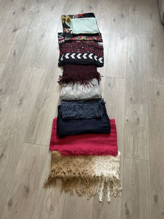 Шарфи  різних кольорів та розмірів.