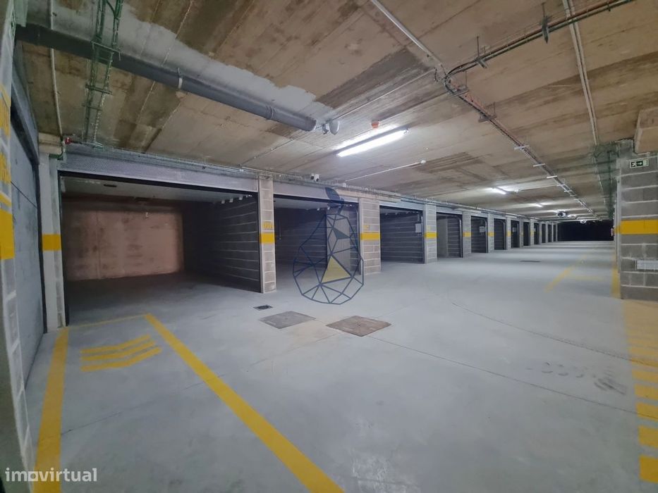 Garagens Box à Venda em Portimão — de 16 m² a 28 m², entre a estação d