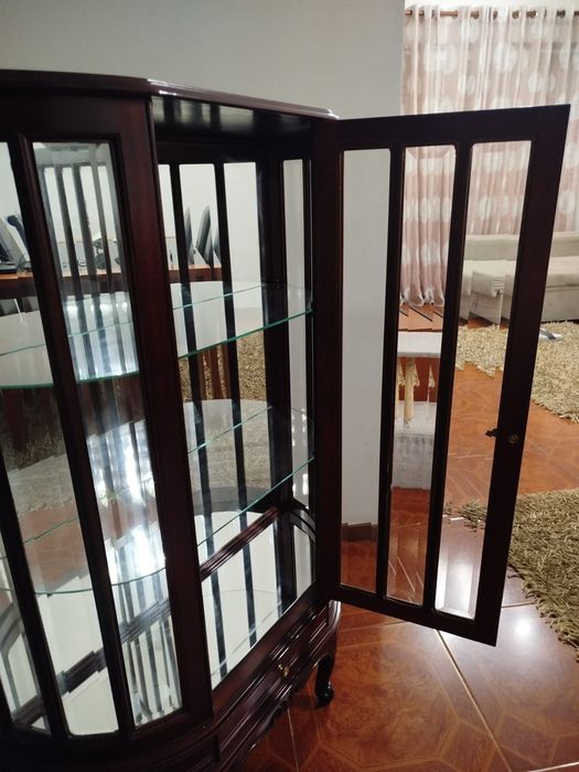 Cristaleira/ vitrine  clássica  em madeira