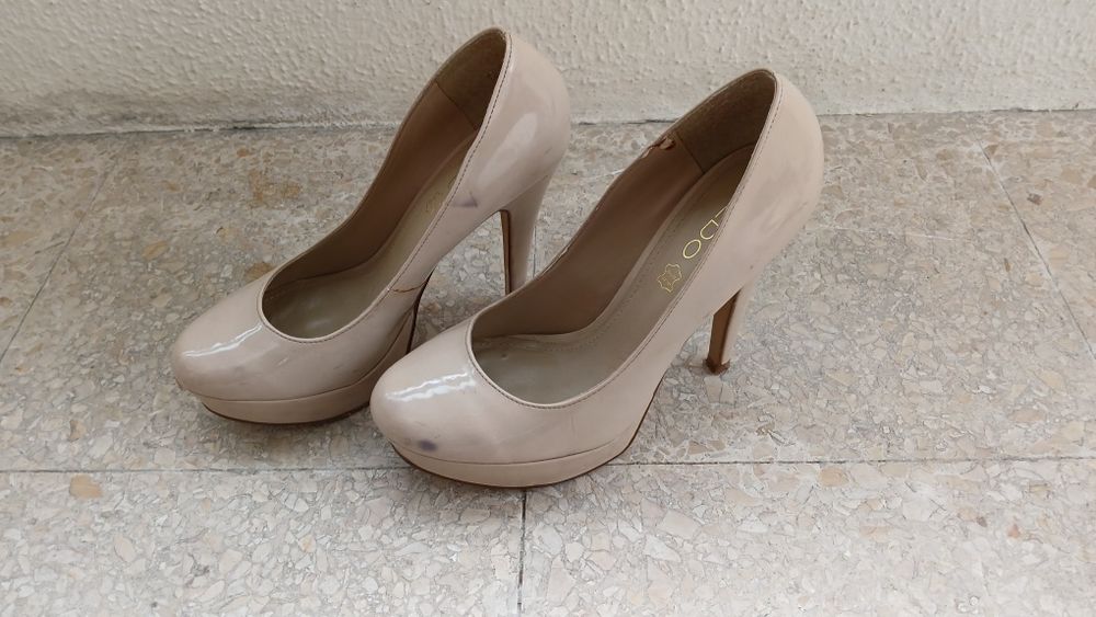 Sapatos de salto alto de verniz bege Aldo