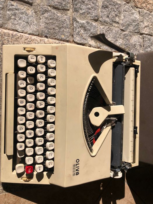 Máquina de escrever antiga Oliva 2002