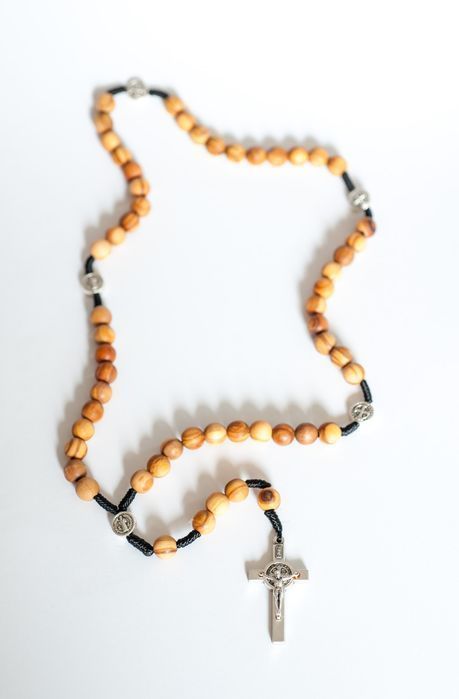 Różaniec drzewo oliwne na sznurku św. Benedykt