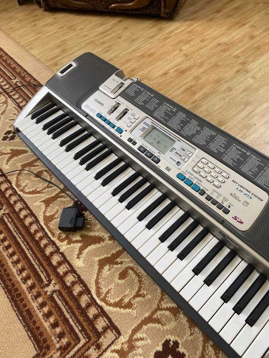 Продам синтезатор Casio LK-215 в хорошому стані