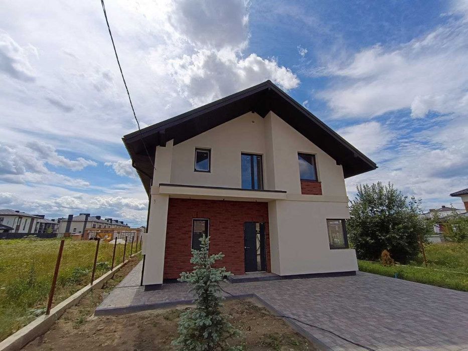 Продається особняк з прямокутною ділянкою, всі комунікації міські.