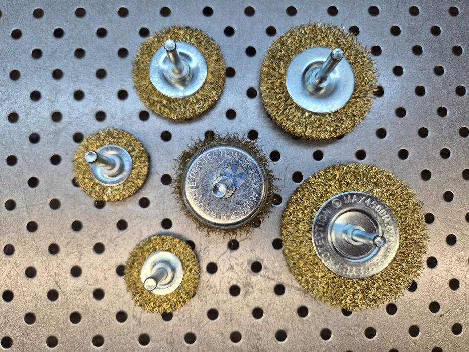 6 szt. Szczotki stalowe miedziowane na wiertarkę szczotka na trzpieniu