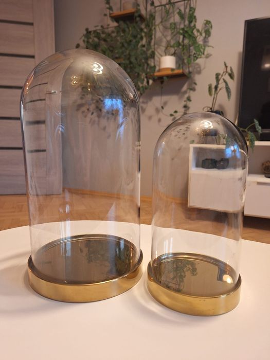 Zestaw szklanych kopuł z bazą IKEA BEGÅVNING 26cm i 19cm.