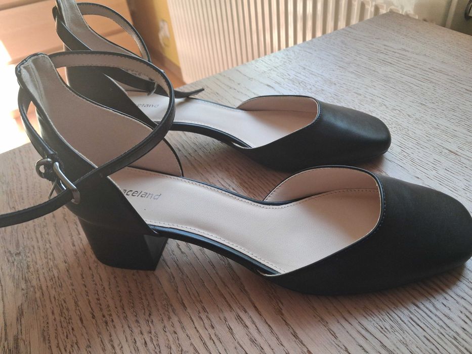 Nowe buty letnie sandały na obcasie 42