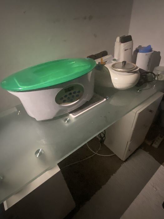 Mesa de manicure c/ aspiraçaõe e tampo em vidro foscoe alguns acessorios de estetica   incluido