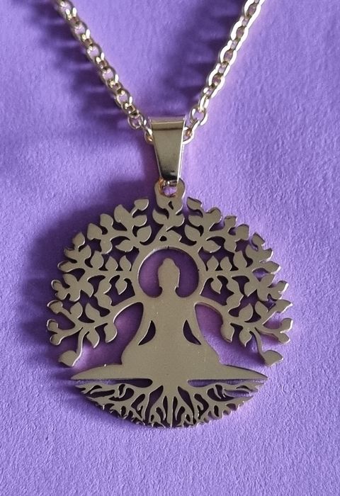 Colar dourado , em aço, com lindo pingente. Tem extensor.