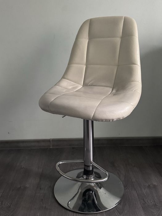 Барний стул білого кольору