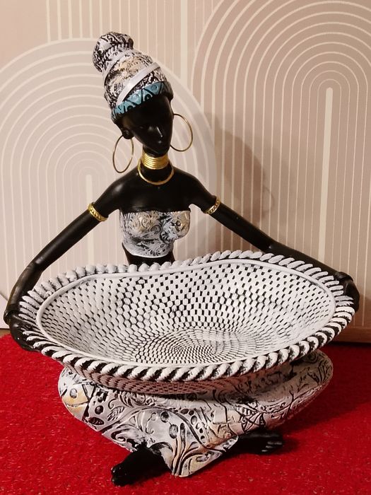 Biała Dama z misą długość 22cm afrykańska kobieta statuetka do salonu