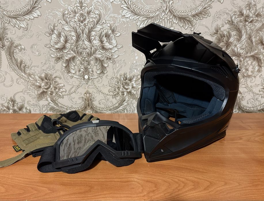 Мото шлем (кроссовый)