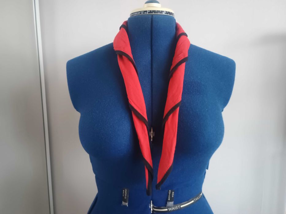 Chusta harcerską czerwona z czarną lamówką mundur