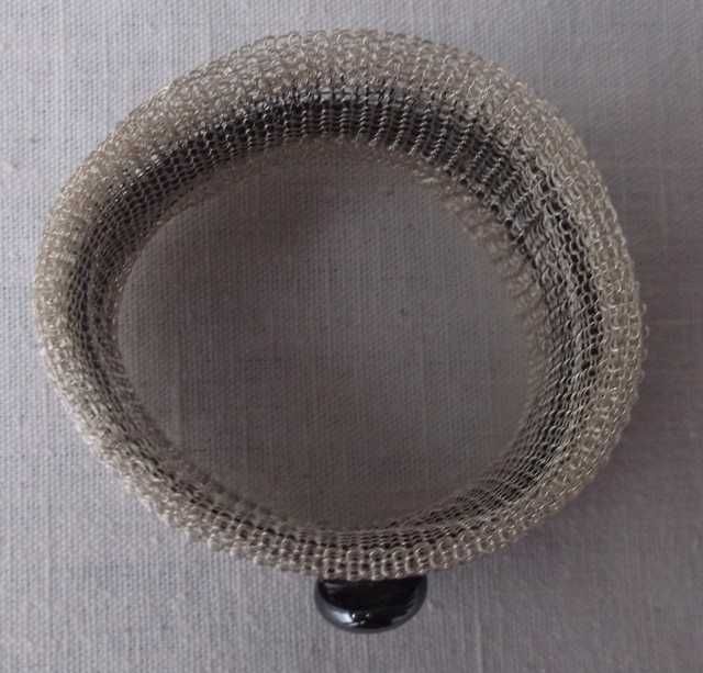 Браслеты с натуральным камнем и перламутром.