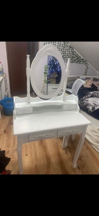 Toaletka biała z lustrem i krzesełkiem