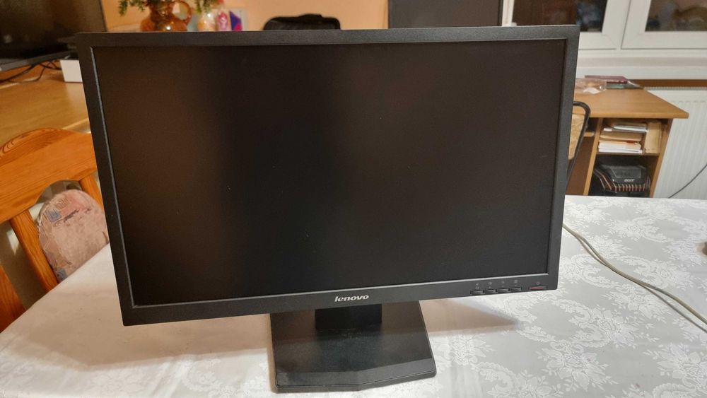 Monitor 24" Lenovo ThinkVision LT2423 w dobrym stanie