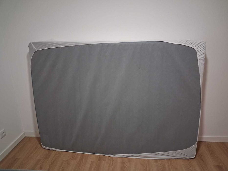 Cama de casal com colchào