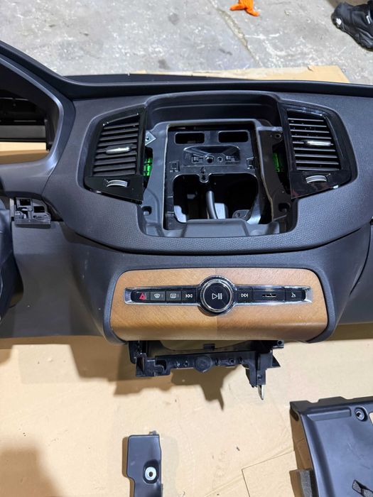 Volvo XC90 II deska rozdzielcza
