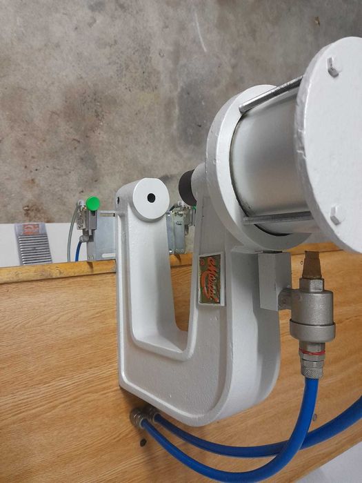 Máquina de pregar molas.