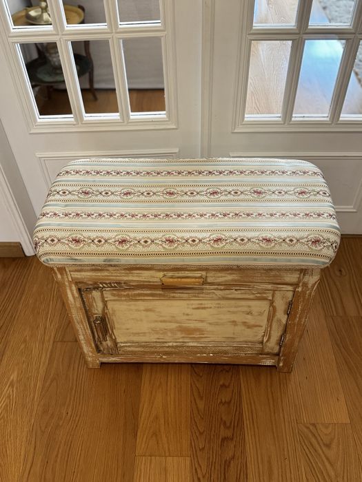 Banco em madeira com arrumação