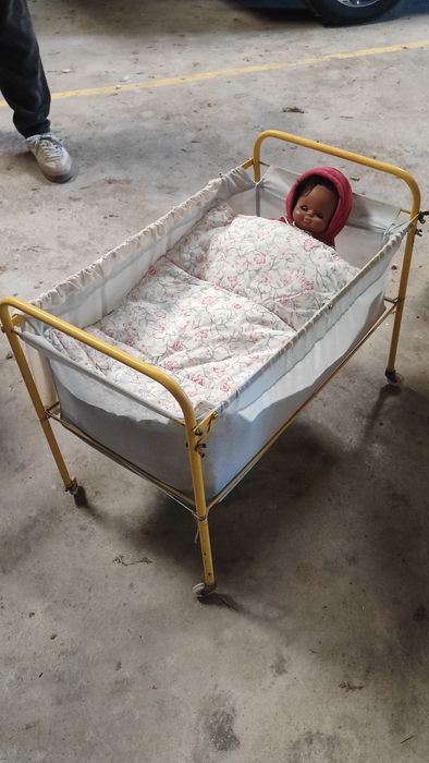 Cama de bebé de brincar com boneco