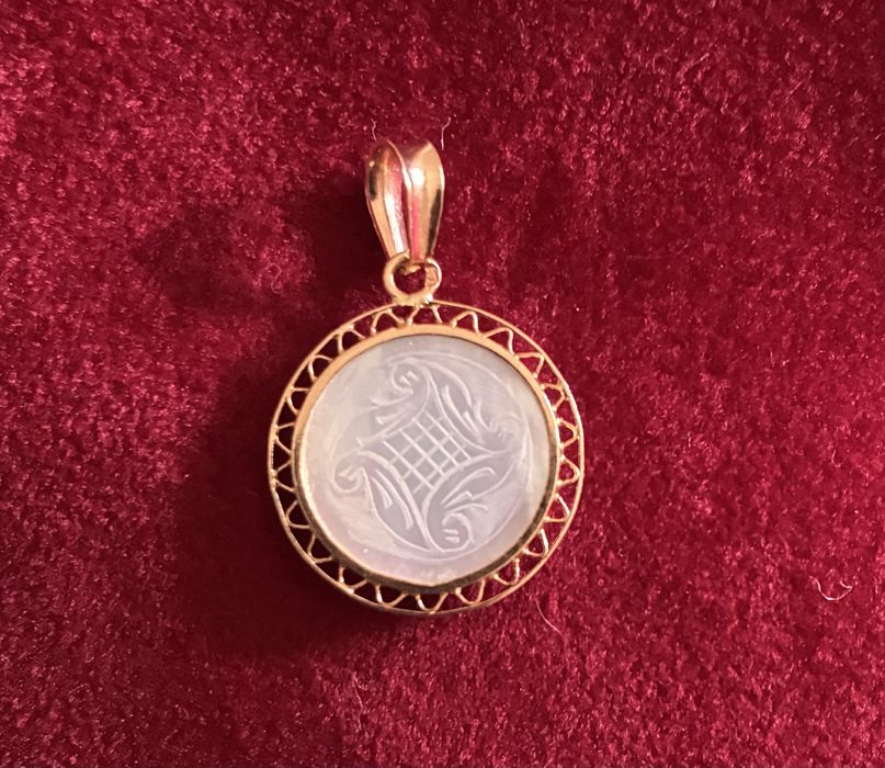 Medalha em ouro e madre pérola