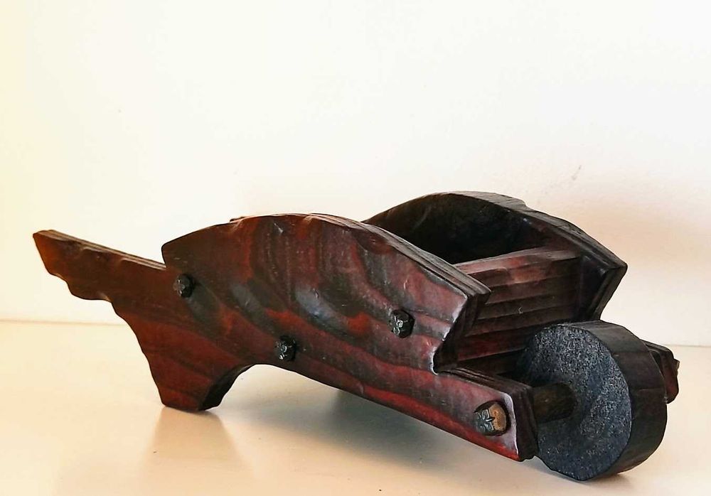 Carrinho de mão antigo em madeira à escala decorativo