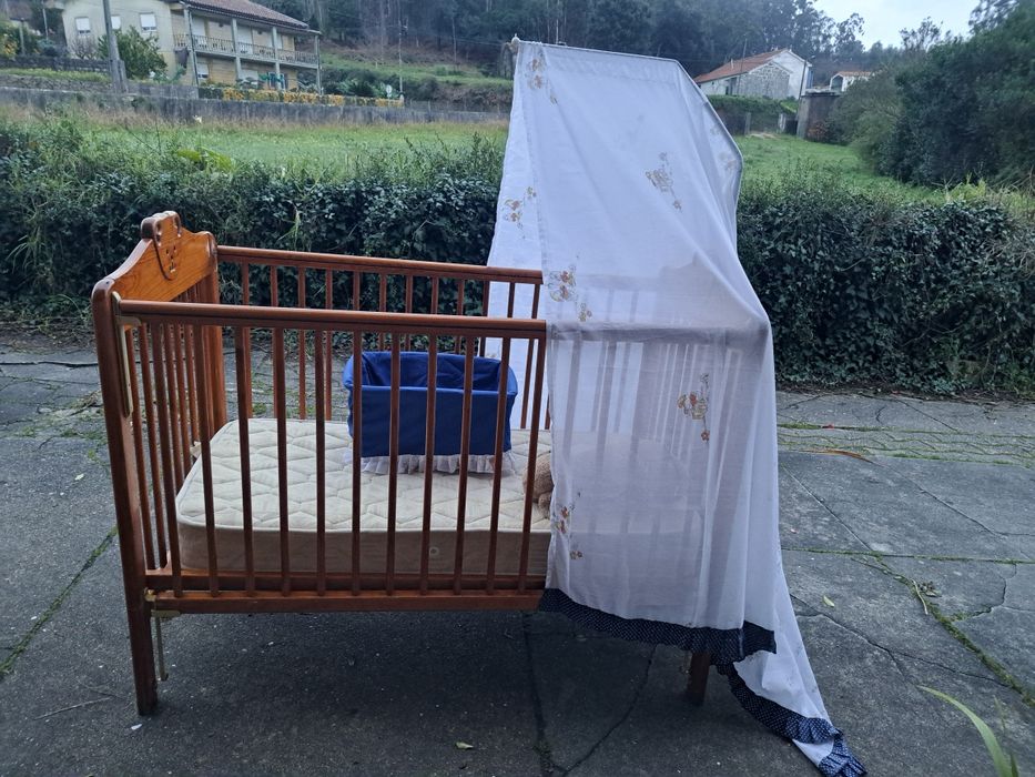 Berço de bebé de madeira