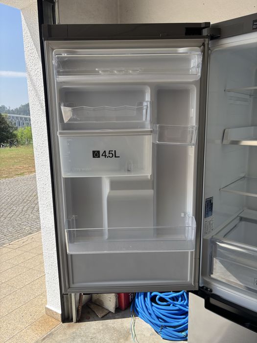 Frigorífico Combinado Samsung No Frost Inox com Dispensador de Água – Estado Impecável