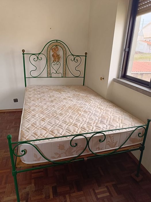 Cama de ferro muito antiga