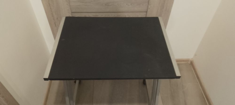 Biurko stolik na kolkach tanio