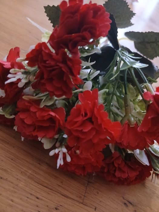 Sztuczne goździki, bukiet kwiatów