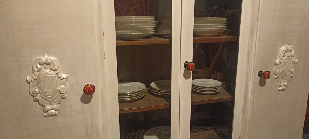 Aparador de madeira antigo