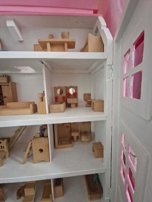 Casinha de bonecas em madeira