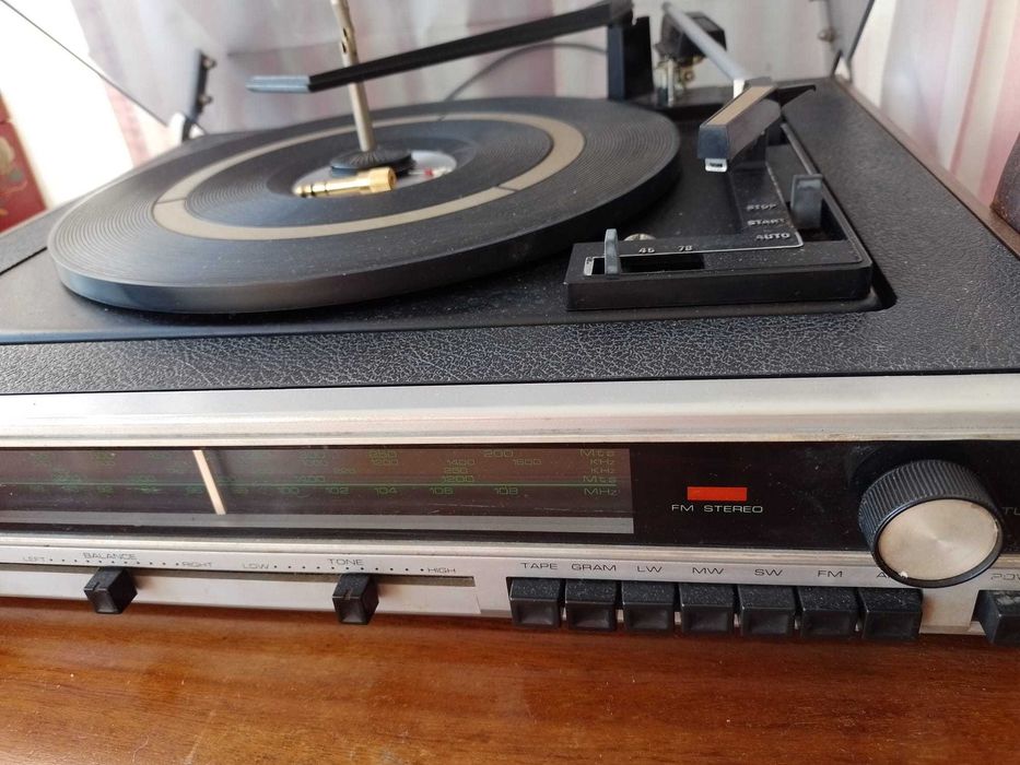 Gira discos com rádio antigo