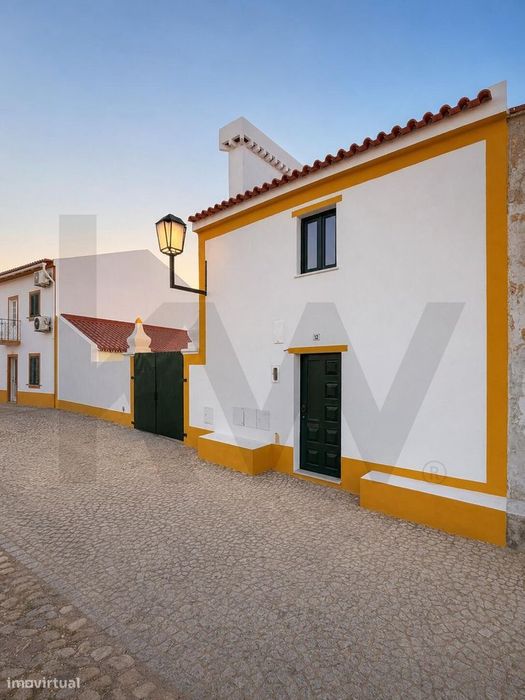 Moradia T3 totalmente remodelada com anexo, piscina e estacionamento |