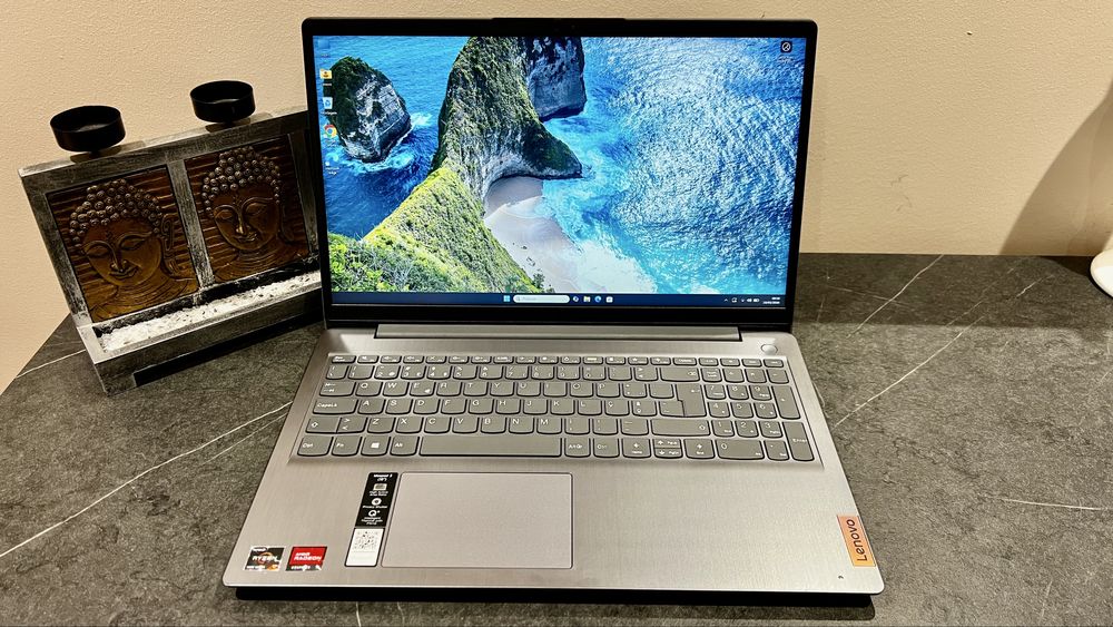 Lenovo Ideapad 3 Ryzen 7 5700U/16Gb RAM/SSD 256Gb/Gráfica 2Gb