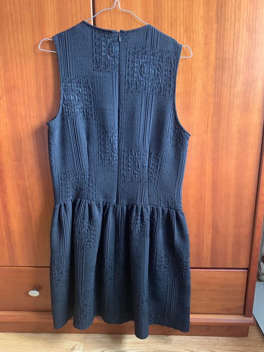 Vestido preto pelo joelho