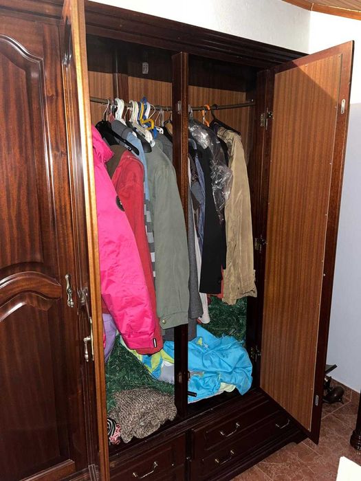 Guarda-roupa clássico em madeira com espelhos e gavetas