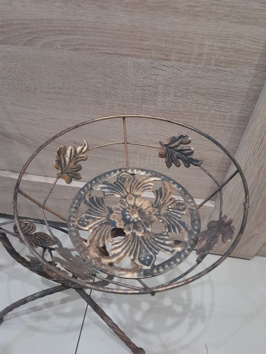 Ozdobny kwietnik na 2 donice.