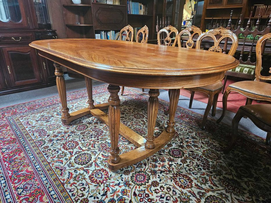 Mesa de sala em madeira, oval - Bom estado geral - Só a mesa, as cadei