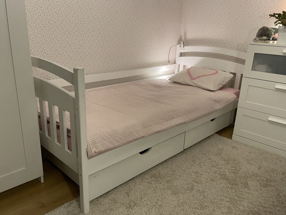 Drewniane łóżko pojedyncze z szufladami