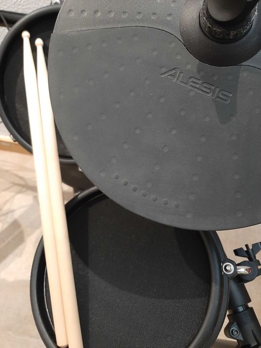 Bateria Eletrónica Alesis Nitro Mesh Kit + Banco + Saco com Baquetas