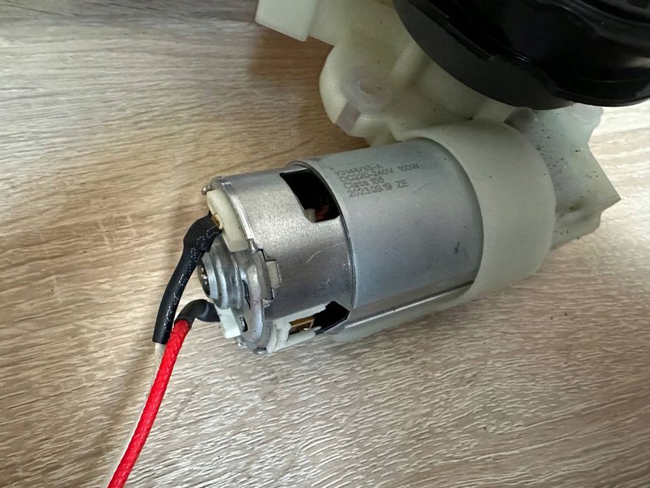Silnik zespołu napędowego od ekspresu Cecotec Cremmaet Macchia 1350W