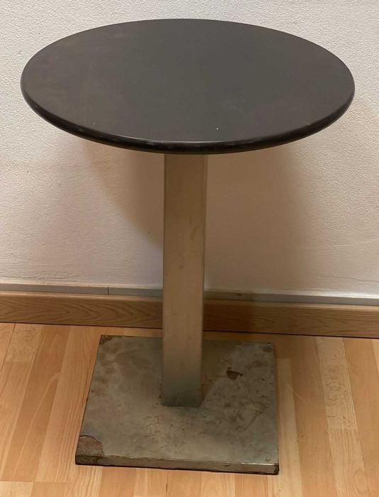 mesas antigas de café ou bar com base central de metal e tampo escuro.