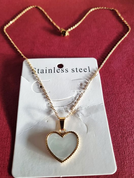 Colar dourado, em aço, com coração em madrepérola. 24cm