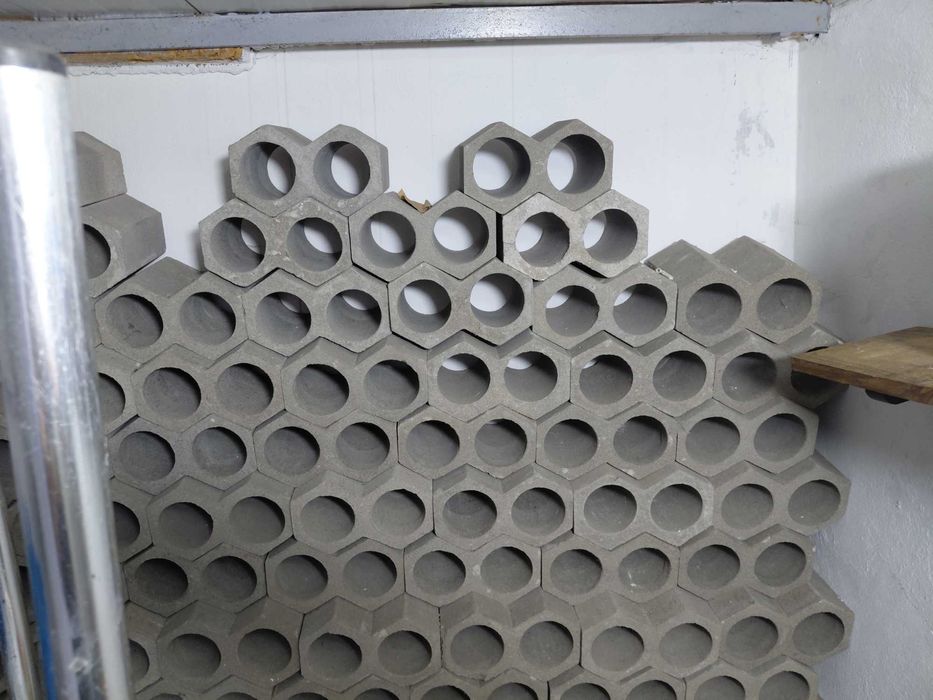 Garrafeira - 90 blocos em cimento - capacidade para 180 garrafas