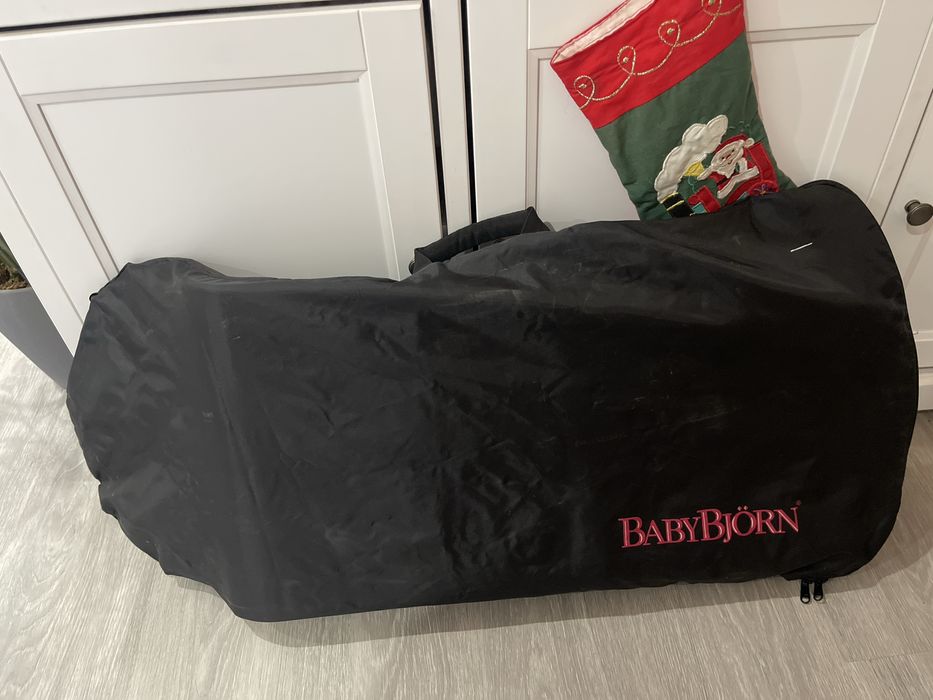 Espreguiçadeira/Bouncer babybjörn com brinquedo de madeira